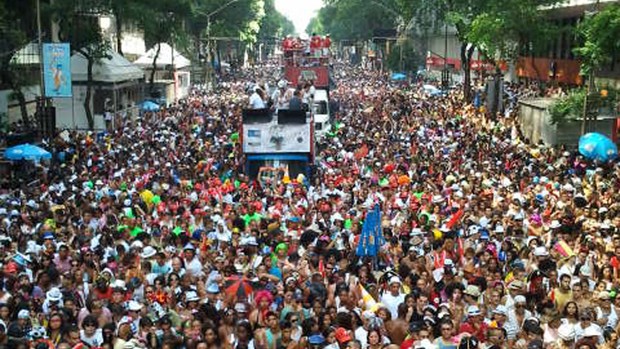 Multidão chega à metade da Av. Rio Branco, no Rio de Janeiro, durante a passagem do Cordão da Bola Preta neste sábado (18). (Foto: Tai Nalon / G1)