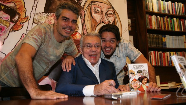 O humorista cercado pelos filhos, Nizo Neto (esquerda) e Bruno Mazzeo, no lançamento do DVD Chico Especial, em 2007 (Foto: TV Globo)