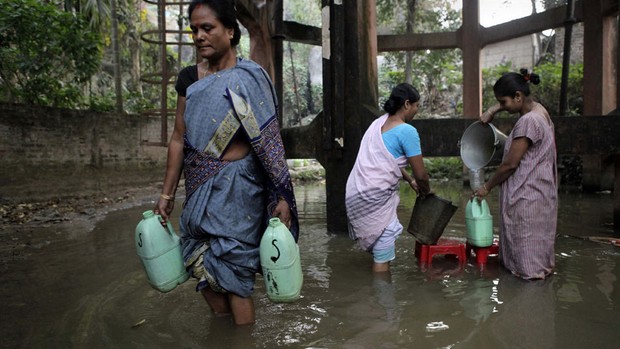 água na índia (Foto: Anupam Nath/AP)