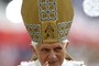 Papa Bento XVI acena para multidão na praça de São Pedro, no Vaticano