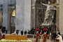 O Papa Bento XVI se ajoelha diante do caixão de João Paulo II, na basílica de São Pedro