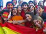 Espanhóis comemoram título na Praia de Copacabana