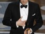 Colin Firth leva a estatueta dourada de melhor ator