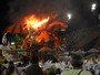 Carro alegórico pega fogo em desfile de escola de samba em Manaus