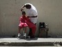 Cabeleireiro é flagrado cortando cabelo em calçada em Cuba