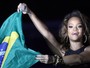 Rihanna desce do palco, dança com bandeira e bebe tequila em Brasília