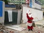 Papai Noel faz homenagem a alunos mortos em ataque a escola no Rio