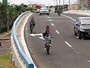Ciclistas se arriscam no novo viaduto de Uberlândia