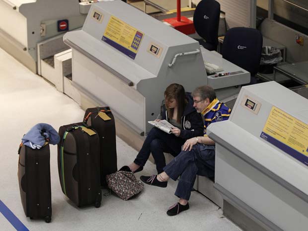 Passageiros esperam voos atrasados na manhã desta  quinta-feira (15) no aeroporto de Manchester, na Inglaterra.