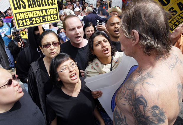 Homem com tatuagens neonazistas enfrenta contraprotesto em Los Angeles