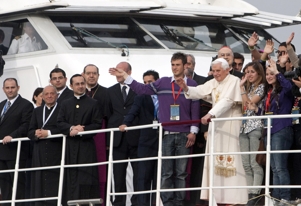 Papa se encontra com jovens no porto de Valetta, em Malta