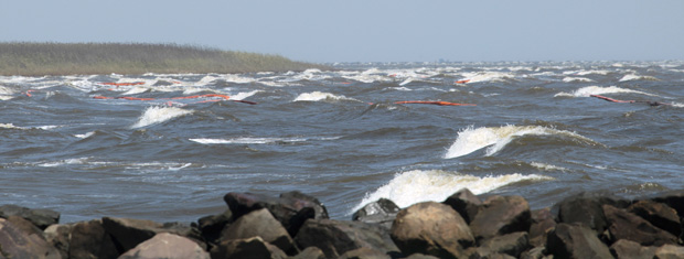 Guarda Costeira dos EUA monta barreira de contenção na costa 
da Louisiana
