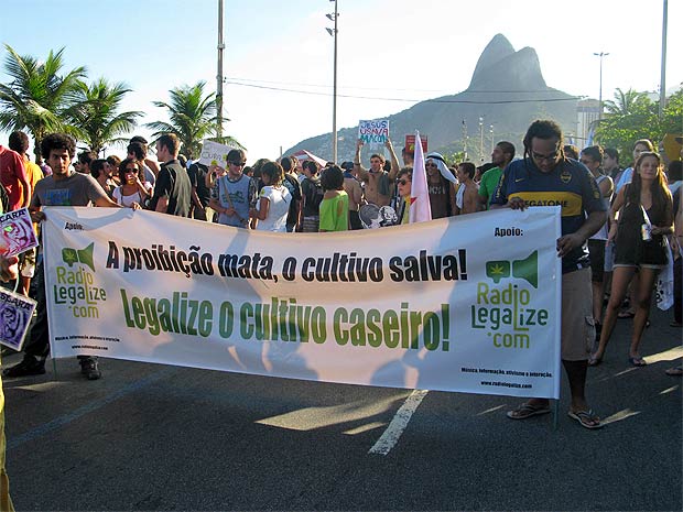 Manifestantes participam da marcha da maconha, na Zona Sul do Rio