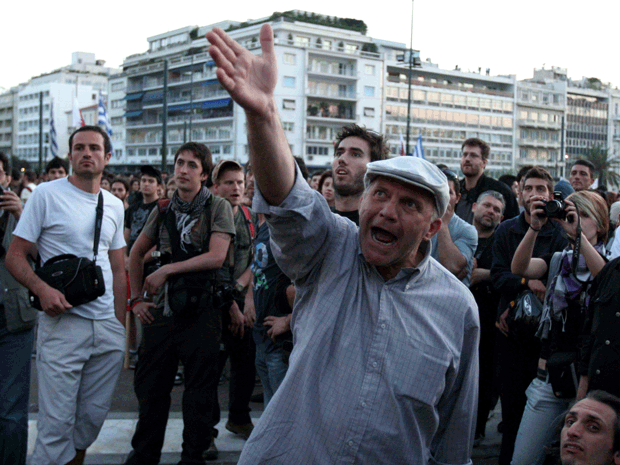 Gregos protestam em frente ao Parlamento  nesta quinta-feira