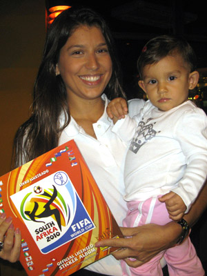 Tatiana quer dar o álbum completo de presente para a filha 
recordar da primeira Copa do Mundo.