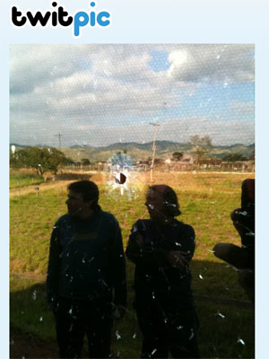 Imagem postada por Marcos Keline, guitarrista do Ultraje a Rigor, no Twitter, mostra janela de ônibus após bala perdida.