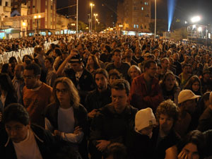 Público da Virada Cultural se reúne na Praça Júli Prestes em SP