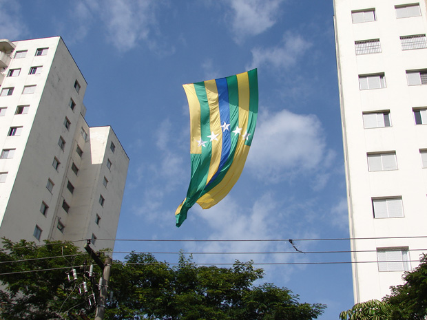 Uma bandeira gigante, listrada nas cores verde, amarelo e azul, chamava a atenção de quem passava pelo Jardim Aeroporto, Zona Sul de São Paulo. Desde domingo (16) instalado entre dois prédios na Rua Viaza, o estandarte celebra a Copa do Mundo na África do