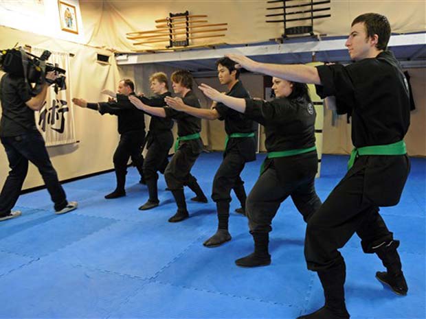 Cinegrafista filma aula em academia ninja.