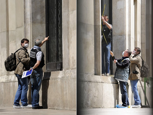 Investigadores observam janeles do Museu de Arte Moderna de Paris após roubo de quadros.