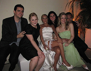 Casamento de Angy teve presença de amigos que conheceu na web graças à série