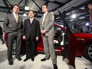 Schwarzenegger, Akio Toyoda e Elon Musk com o Modelo S