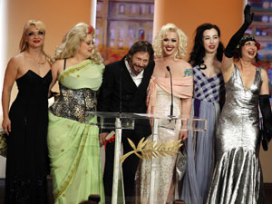 O diretor Mathieu Almaric recebem o prêmio de melhor direção  em Canne acompanhado do elenco de strippers do filme 'Tournée' 