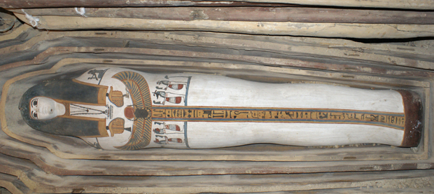 Sarcófago de madeira pintado estava em uma das tumbas descobertas em Lahun, no Egito.