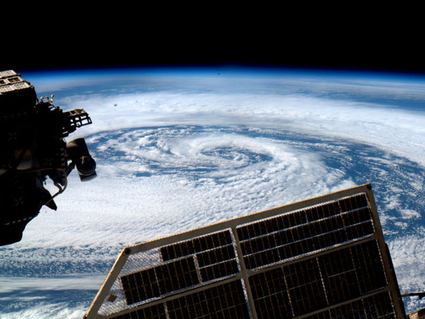 Foto do engenheiro de voo Soichi Noguchi, tripulante da estação espacial internacional (ISS), mostra ciclone sobre o Oceano Atlântico. O ônibus espacial Atlantis, que até domingo cumpriu missão de manutenção da ISS, pousa quarta-feira (26) de manhã.