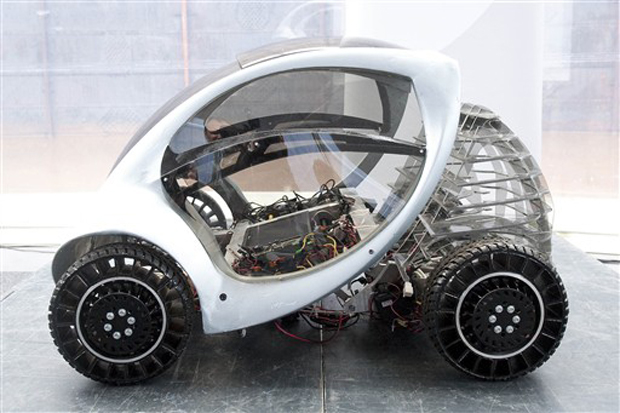 O carro elétrico Hiriko Citycar foi apresentado nesta quinta-feira (27) na Alemanha. Criado pelo Massachusetts Institute of Technology (MIT) e produzido na região basca, na Espanha, o veículo oferece lugar para duas pessoas e é voltado para o uso urbano.