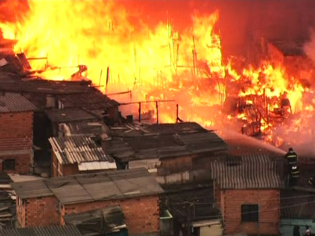 Incêndio atinge favela na Zona Sul de São Paulo