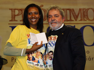 Lula e formanda do programa Próximo Passo em evento em São Paulo