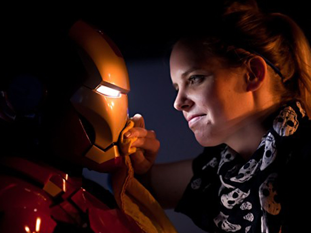 Funcionária do Madame Tussaud's limpa réplica do Homem de Ferro antes da abertura de exposição sobre super-heróis da Marvel nesta quarta-feira (2). 
