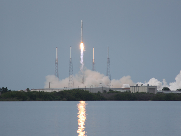 O Falcon 9 leva protótipo de cápsula para o transporte de astronautas