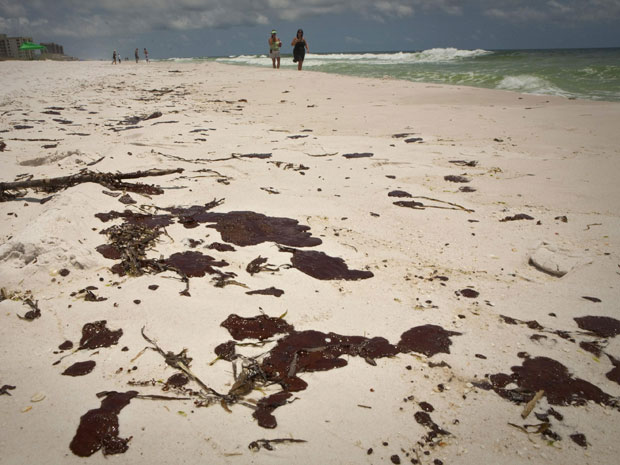 Pensacola Beach, na Flórida, atingida nesta sexta (4) por 
material poluente
