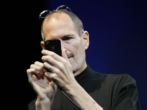 Steve Jobs mexe no iPhone 4