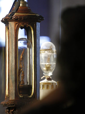 Relicário abriga dedos do cientista Galileu na Itália.