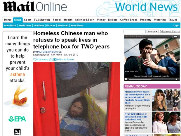 Homem mora em cabine telefônica há dois anos