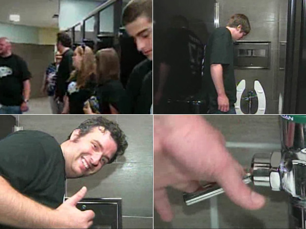 Estudantes são torcedores do time Pittsburgh Penguins e foram  convocados para testar vasos sanitários