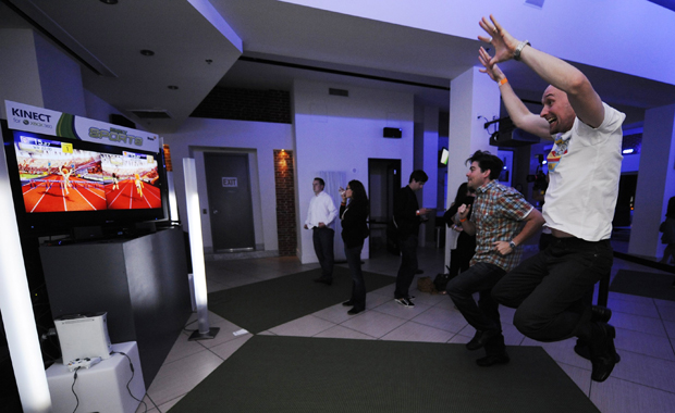 Visitantes da E3 testam o Kinect no estande da Microsoft.