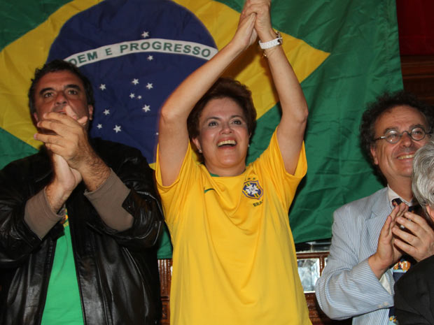 Dilma acompanha jogo na França