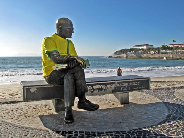 estátua carlos drummond de andrade - praia de copacabana - copa