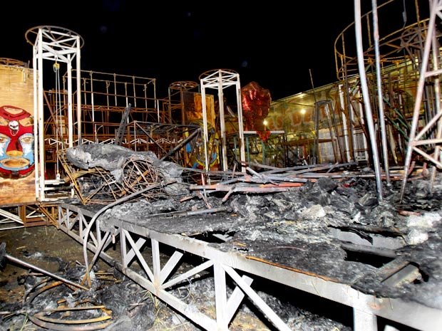 Segundo o Corpo de Bombeiros, o incêndio destruiu 
completamente a alegoria. Ninguém ficou ferido.