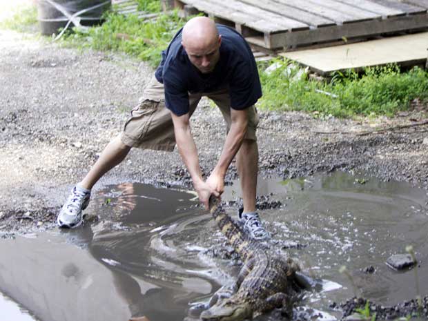 Caçador captura crocodilo em Ohio