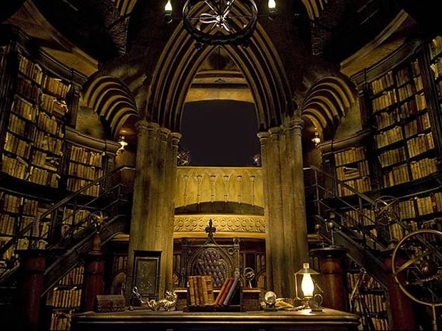 Ambiente simula biblioteca da Escola de Bruxaria e Magia de Hogwarts e promete encantar fãs do bruxinho no novo parque temático
