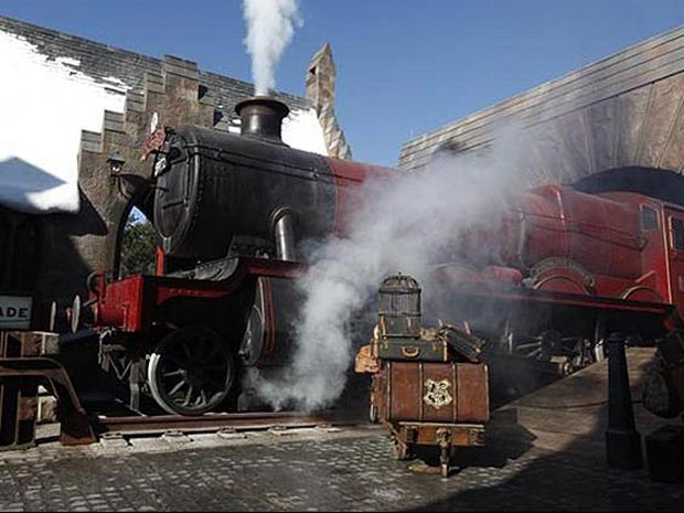 Réplica do Expresso de Hogwarts é parte das atrações do parque de Harry Potter