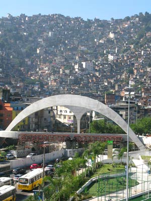 A favela da Rocinha com a passarela projetada por Oscar Niemeyer.