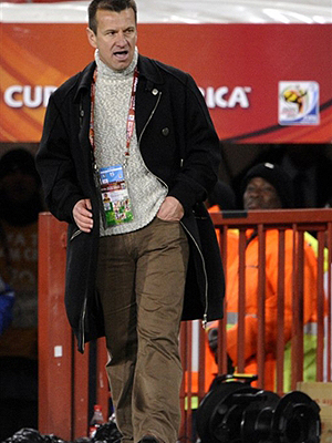 Dunga e o look que usou no jogo Brasil x Coreia do Norte: casaco de grife rendeu debate.