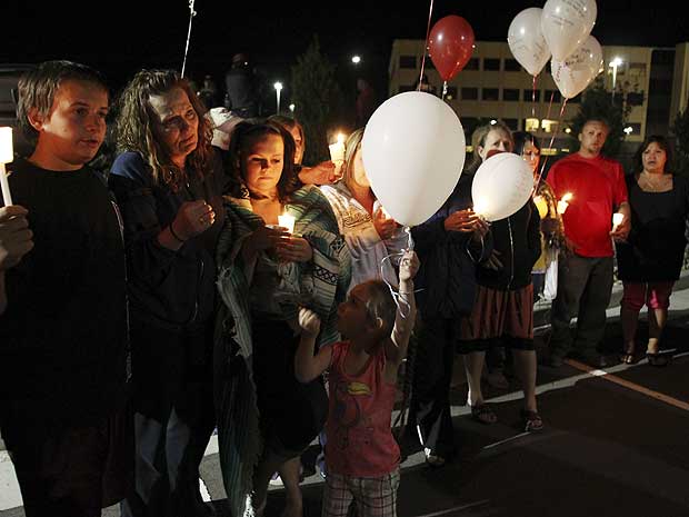 Família e amigos de Ronnie Lee Gardner se reuniram para uma vigília à luz de velas antes de sua execução por um pelotão de fuzilamento em Salt Lake City.