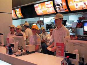 McDonald's recruta 200 atendentes (Gabriela Gasparin/G1)